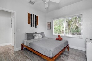 2 soverom, skrivebord, strykejern/-brett og wi-fi (inkludert)