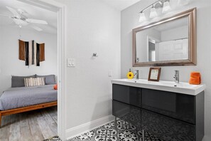 2 habitaciones, escritorio, tabla de planchar con plancha y wifi gratis