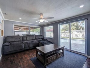 Living area - Pinellas Park Oasis

 (Pinellas Park)