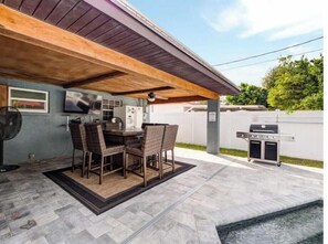 Outdoor dining - Pinellas Park Oasis

 (Pinellas Park)