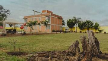 Vista frontal de la propiedad