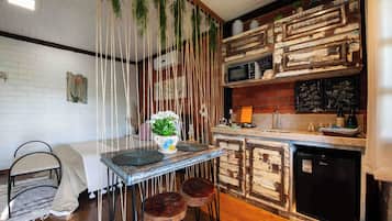 Frigobar, microondas, placa de cocina, tetera/pava eléctrica