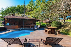 Una piscina al aire libre (de 09:00 a 21:00), tumbonas