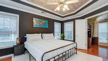 3 habitaciones, tabla de planchar con plancha, wifi y ropa de cama