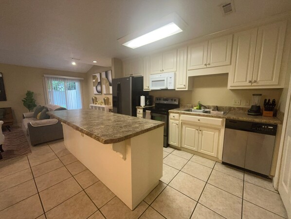 冰箱、微波炉、烤箱、炉灶