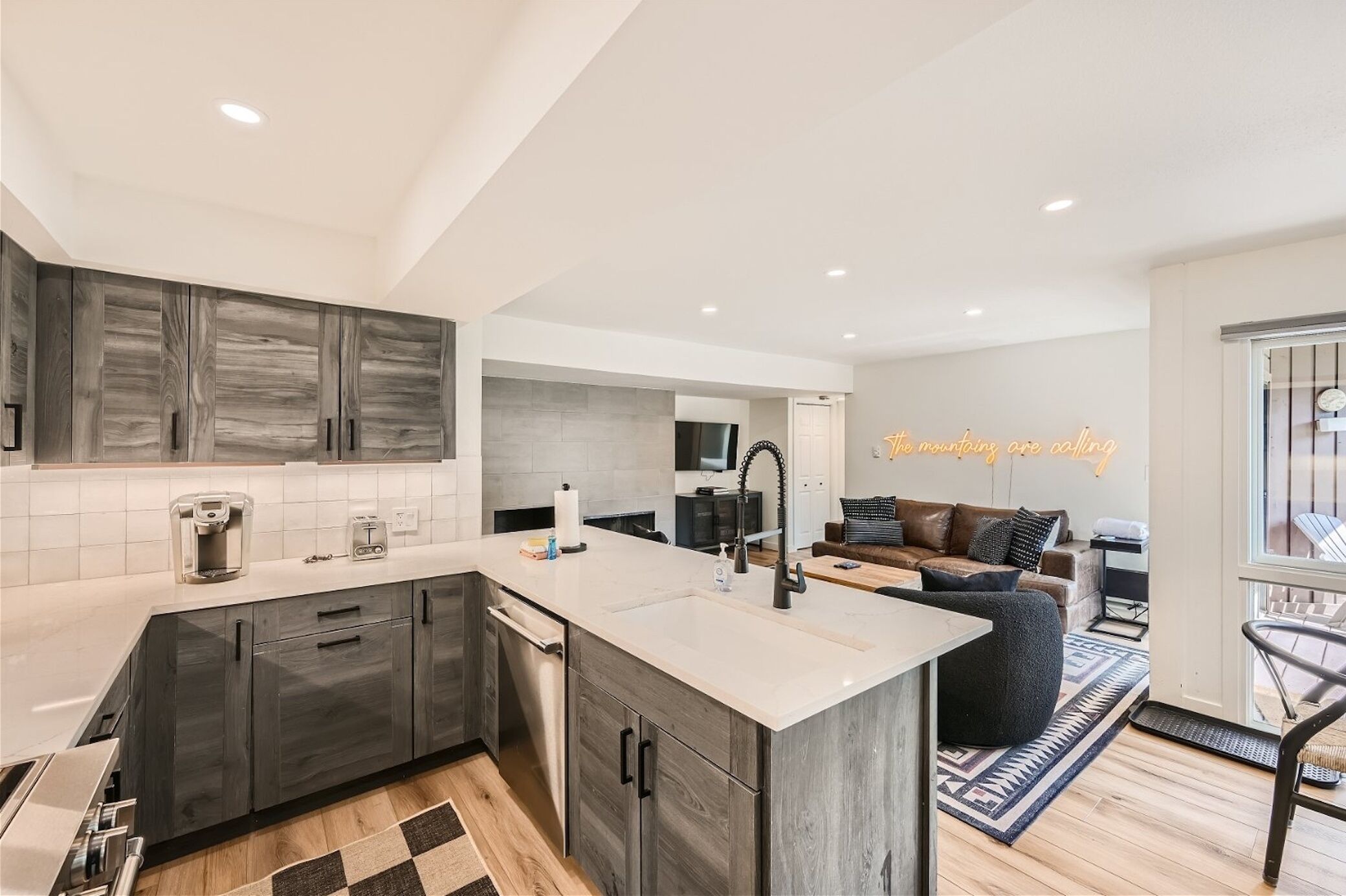 Condo, Plusieurs lits, baignoire à remous, vue sur la montagne (Rock Wren Poolside) | Cuisine privée | Cafetière-théière, four à micro-ondes, un four, surface de cuisson