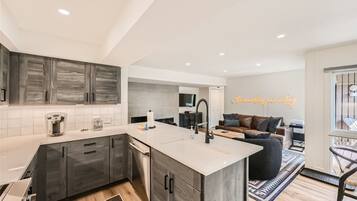 Condo, Plusieurs lits, baignoire à remous, vue sur la montagne (Rock Wren Poolside) | Cuisine privée | Cafetière-théière, four à micro-ondes, un four, surface de cuisson