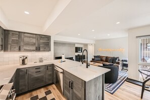 Condo, Multiple Beds, Hot Tub, Mountain View (Rock Wren Poolside) | Private kitchen | Microwave, oven, stovetop, dishwasher - Rock Wren Poolside 3 BDR Condo (Keystone)