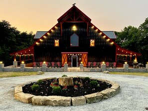 Exterior - Black Eagle Lodge -  Unique - 8 Bedrooms - 2 Pools (Logan)