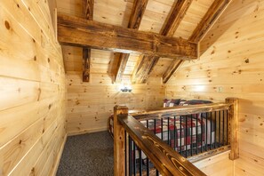 Ein Holzinnenraum mit einer Treppe, die zu einem Schlafzimmer führt.