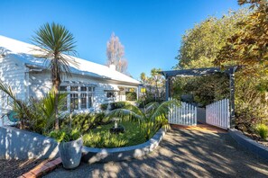 Property grounds - Island Villa - Central Oneroa Garden Retreat (Waiheke Island)