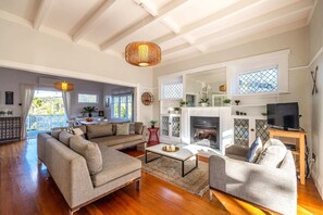 Televisión, reproductor de DVD y oficina