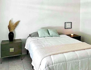 2 habitaciones, tabla de planchar con plancha, wifi y ropa de cama