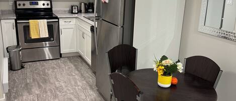 Cookware/dishes/utensils, spices