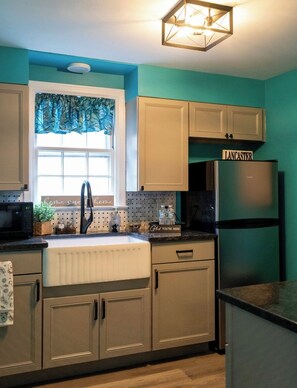 Kjøleskap, mikrobølgeovn, ovn og kokeplater