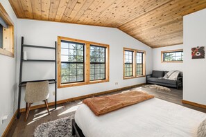 3 bedrooms, free WiFi, bed sheets - Stylish Cabin Close to TD Downhill Skiing, Newly Redecorated w Forest Views & HOA Amenity Access! (Truckee)