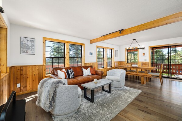 Smart TV, fireplace - Stylish Cabin Close to TD Downhill Skiing, Newly Redecorated w Forest Views & HOA Amenity Access! (Truckee)