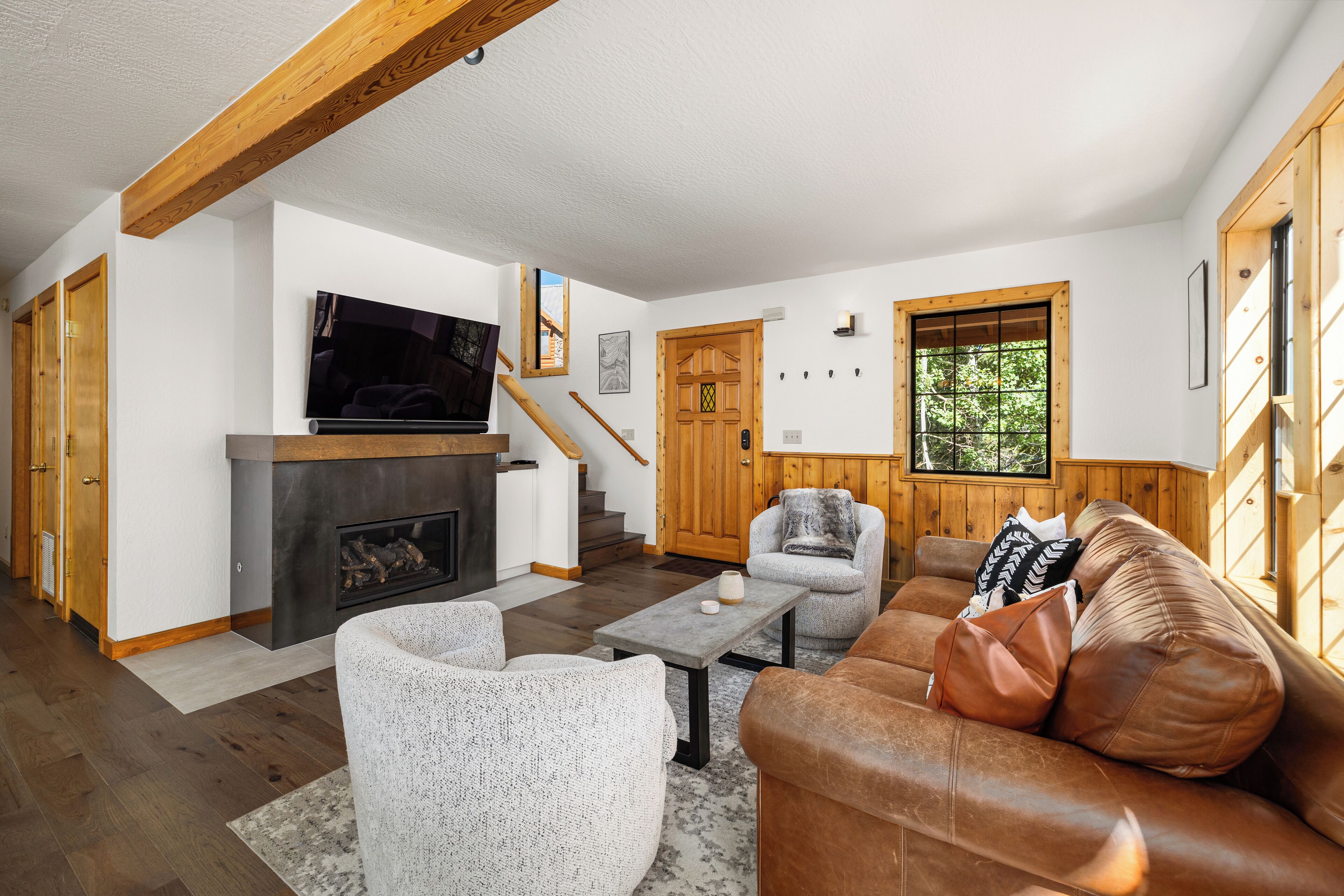 Een smart-tv en een open haard