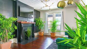 Nhà Cao cấp | Khu phòng khách | Smart TV 32-inch có truyền hình kỹ thuật số, Netflix, Hulu