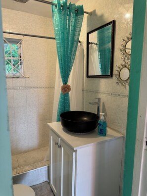 Dusch, handdukar, tvål och toalettpapper