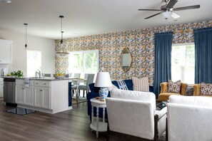 Smart TV, fireplace, books - Stunning KingBed Ste - Family Friendly - 15Mins to Uptown -  BBQ Grill - Firepit (Charlotte)