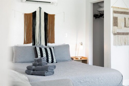 1BR/1BA Design District Cottage - 8 Min drive from Downtown WPB