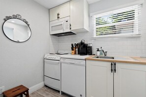 Kylskåp, mikrovågsugn, ugn och spishäll