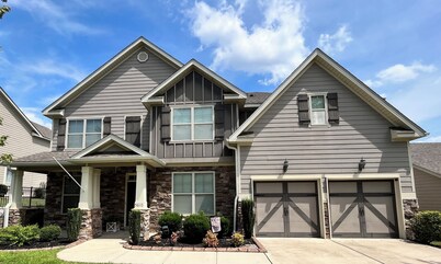 Spacious 4-bedroom house in golf course neighborhood, sleeps 8+