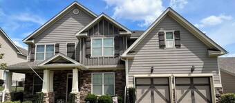 Spacious 4-bedroom house in golf course neighborhood, sleeps 8+