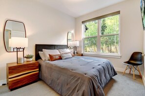 4 habitaciones, escritorio y tabla de planchar con plancha 