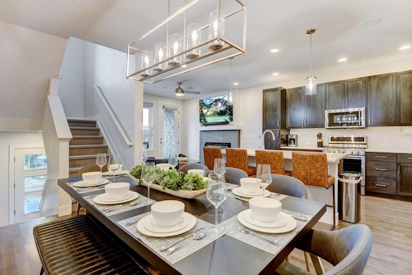 Dining Area with Seating for 8