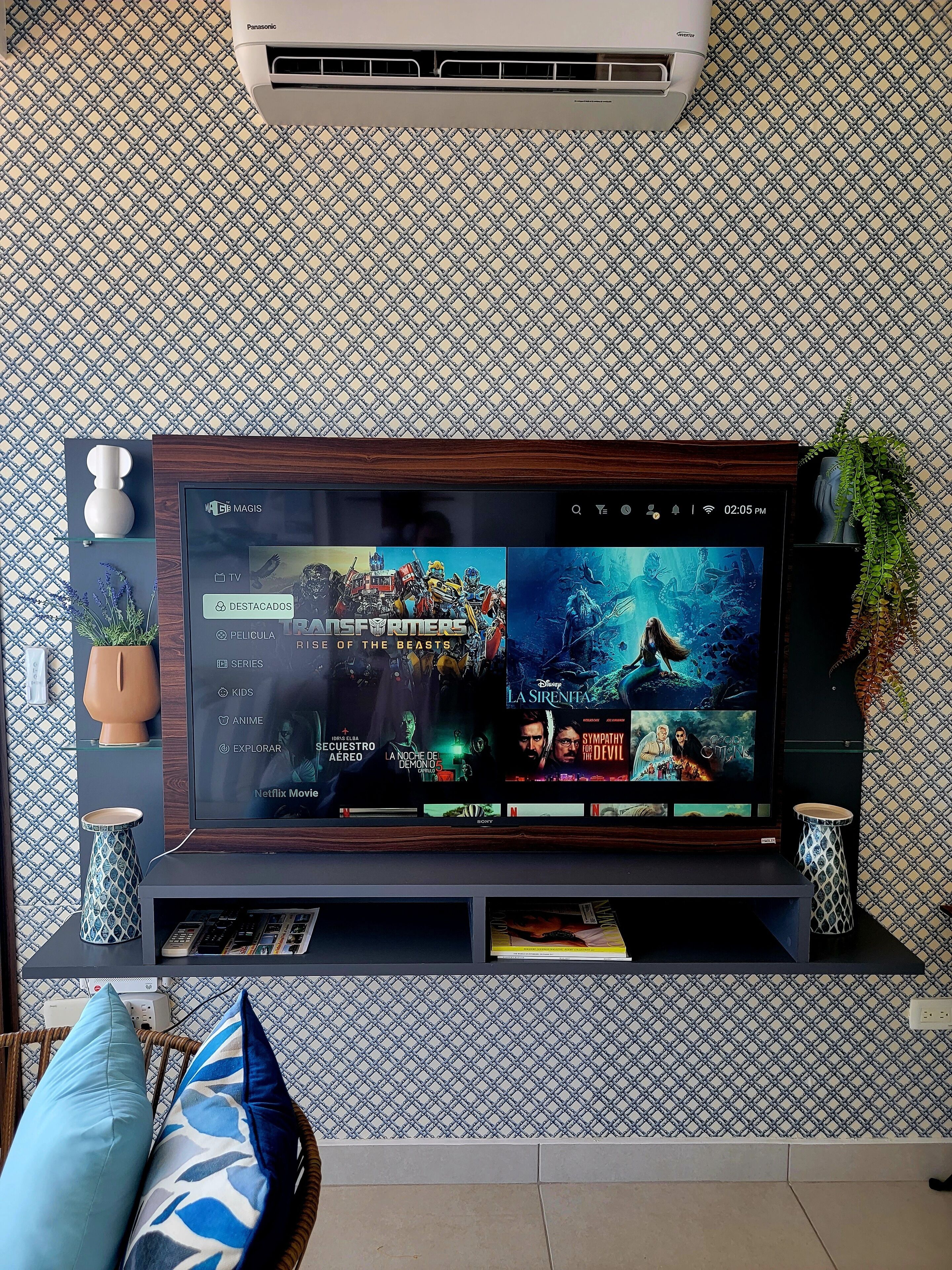 Ein modernes Wohnzimmer mit einem großen Flachbildfernseher, der eine Netflix-Oberfläche zeigt.