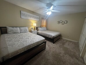 3 habitaciones, tabla de planchar con plancha, wifi y ropa de cama