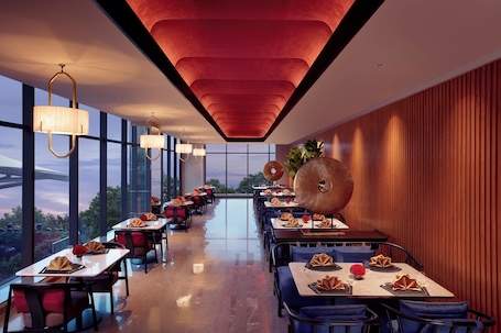 2 restaurantes, se sirve desayuno, cocina local e internacional