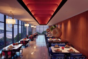 2 restaurantes; se sirven desayunos y cocina local e internacional 