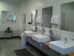 Shared bathroom - Jacksons Retreat Alpine Holiday Park (Jacksons)