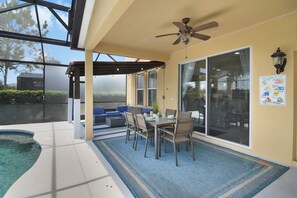 Outdoor dining - The Charming Chateau - Luxe - Resort - Location (Davenport)
