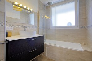 Douche, sèche-cheveux, serviettes fournies