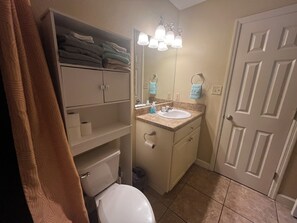 Hair dryer, towels, soap, shampoo - Cozy 3-bedroom townhome in Valdosta w/ amenities (Valdosta)