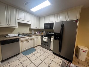 Fridge, microwave, oven, stovetop - Cozy 3-bedroom townhome in Valdosta w/ amenities (Valdosta)