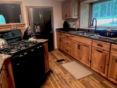 Cozy 2-bdrm house on Great Sacandaga Lake. Close to historic Saratoga Racetrack.