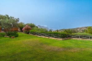 Property grounds - EJA: Relaxing Oasis with Garden Just Steps (San Teodoro)