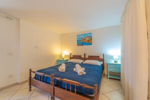 2 bedrooms, iron/ironing board, WiFi