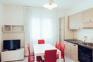 Frigorífico, horno, placa de cocina y cafetera o tetera