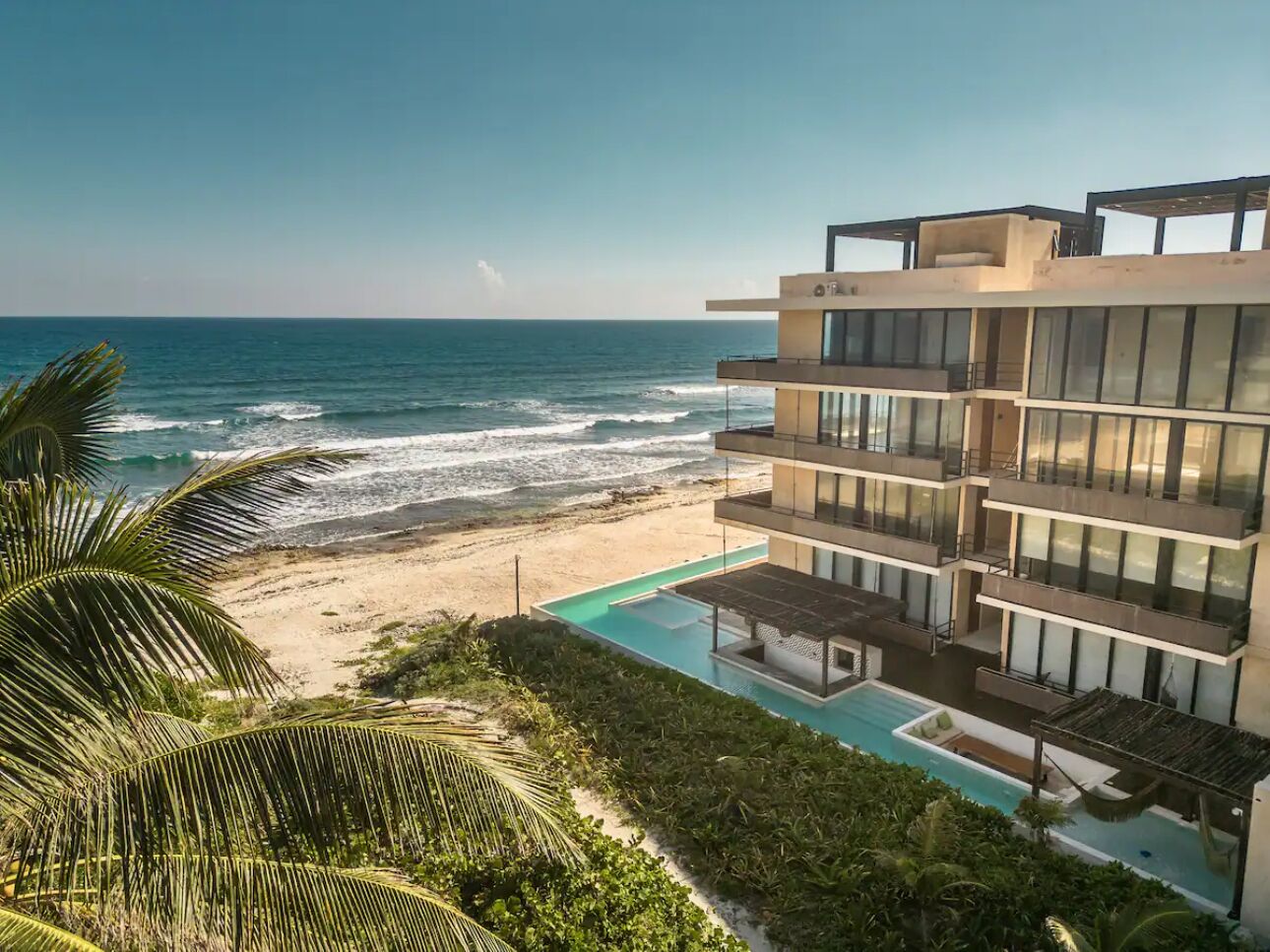 Ein modernes Hotel mit Pool, Meerblick und direkter Strandlage.