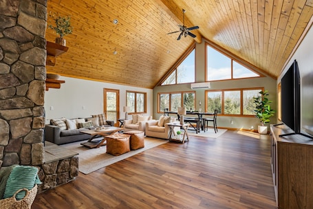 Smart TV, fireplace, table football. Secluded Family Cabin | Game Room | Sleep 10