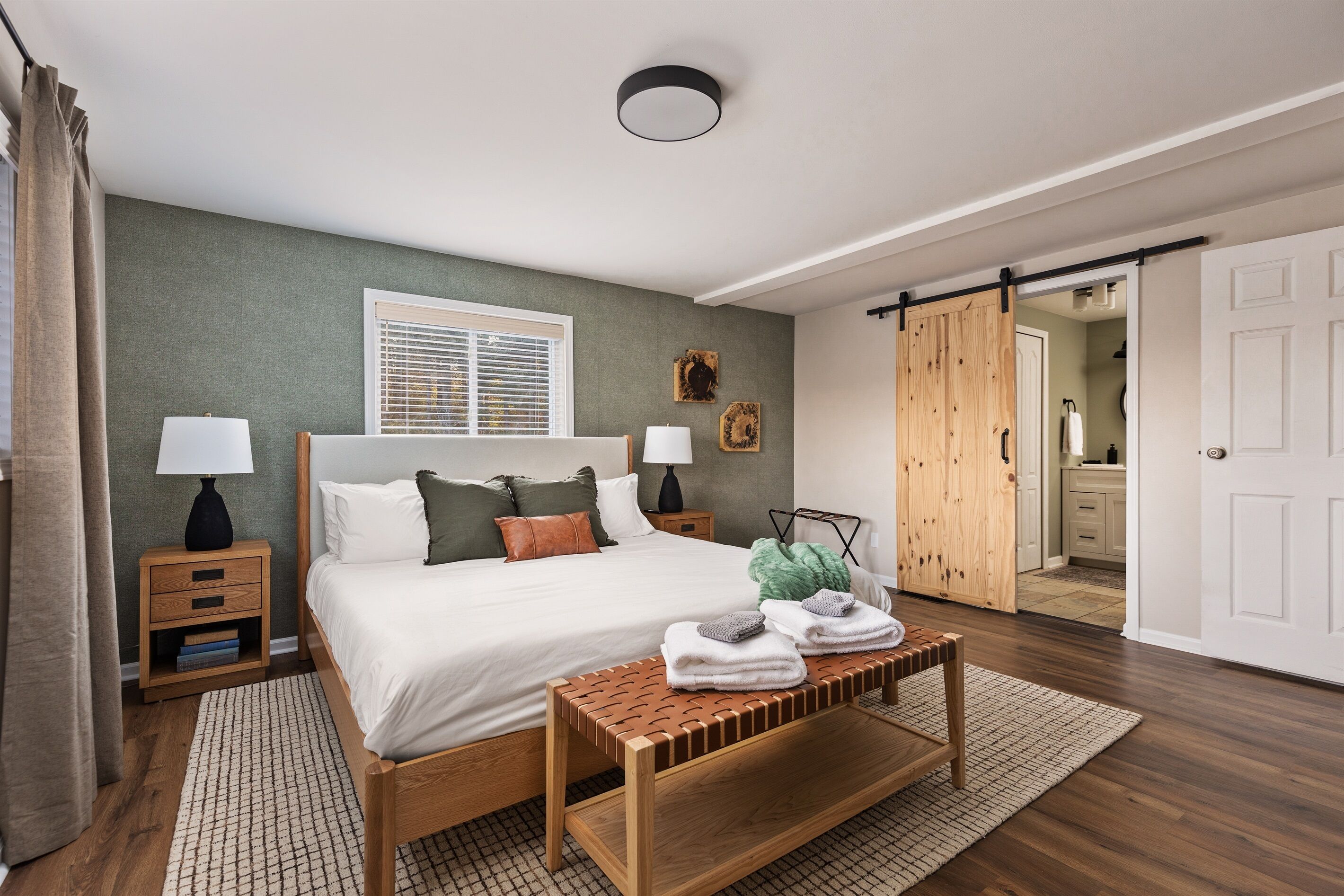 4 dormitorios, escritorio, tabla de planchar con plancha y cuna de viaje