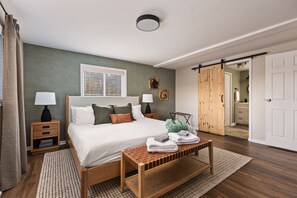 4 habitaciones, escritorio y tabla de planchar con plancha