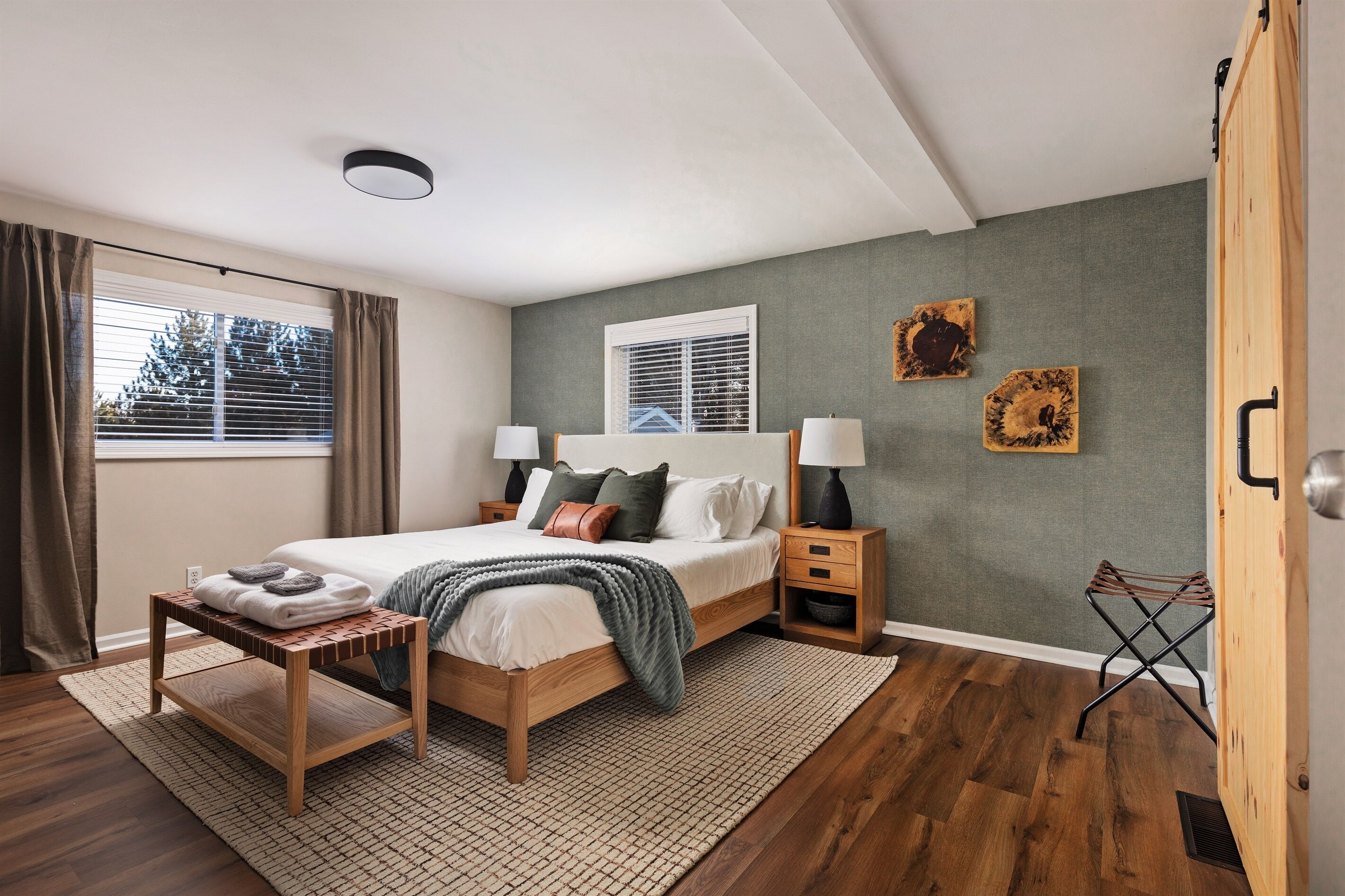 4 室のベッドルーム、デスク、アイロン / アイロン台、旅行用ベビーベッド