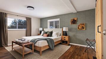 4 bedrooms, desk, iron/ironing board, travel cot